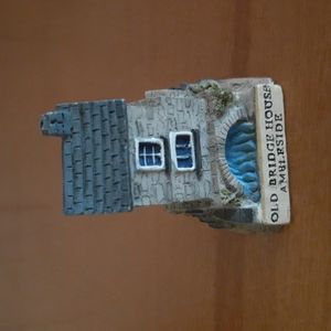 Old Bridge House Ambleside miniature figurine house collectible
